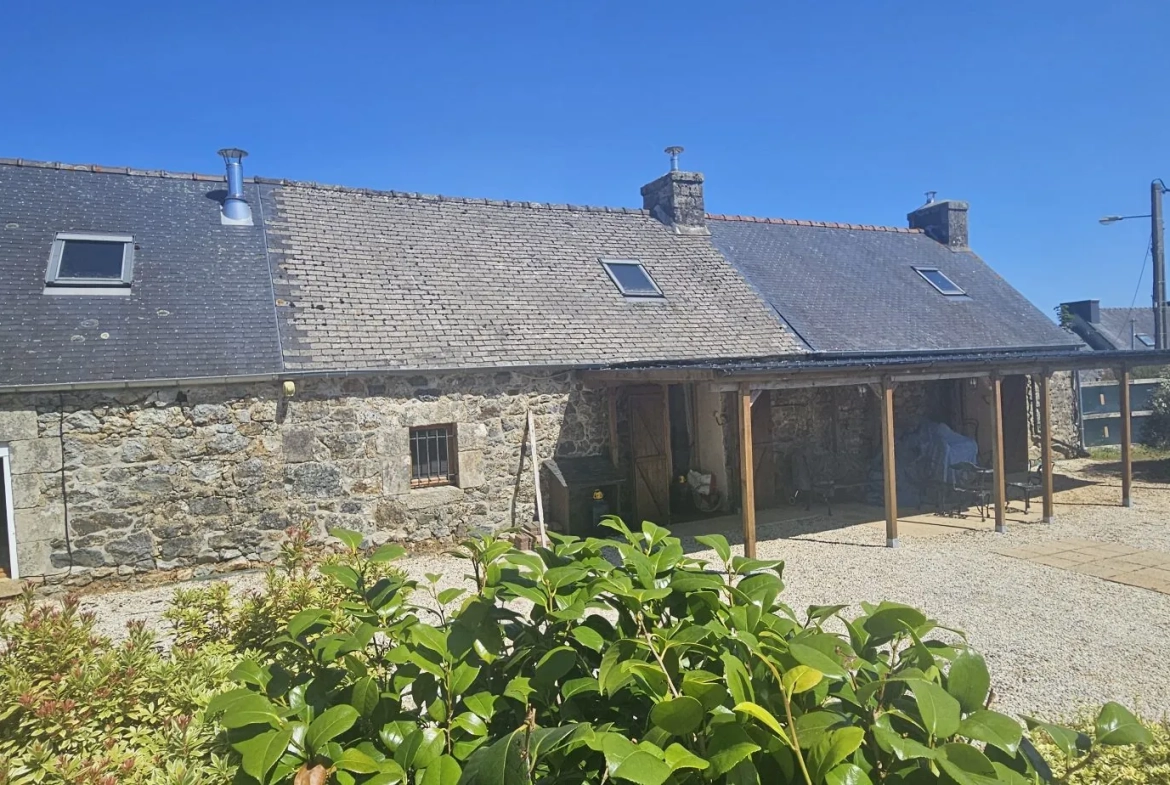 façade arrière Ensemble immobilier de deux maisons bretonnes avec terrain et potentiel d'investissement 