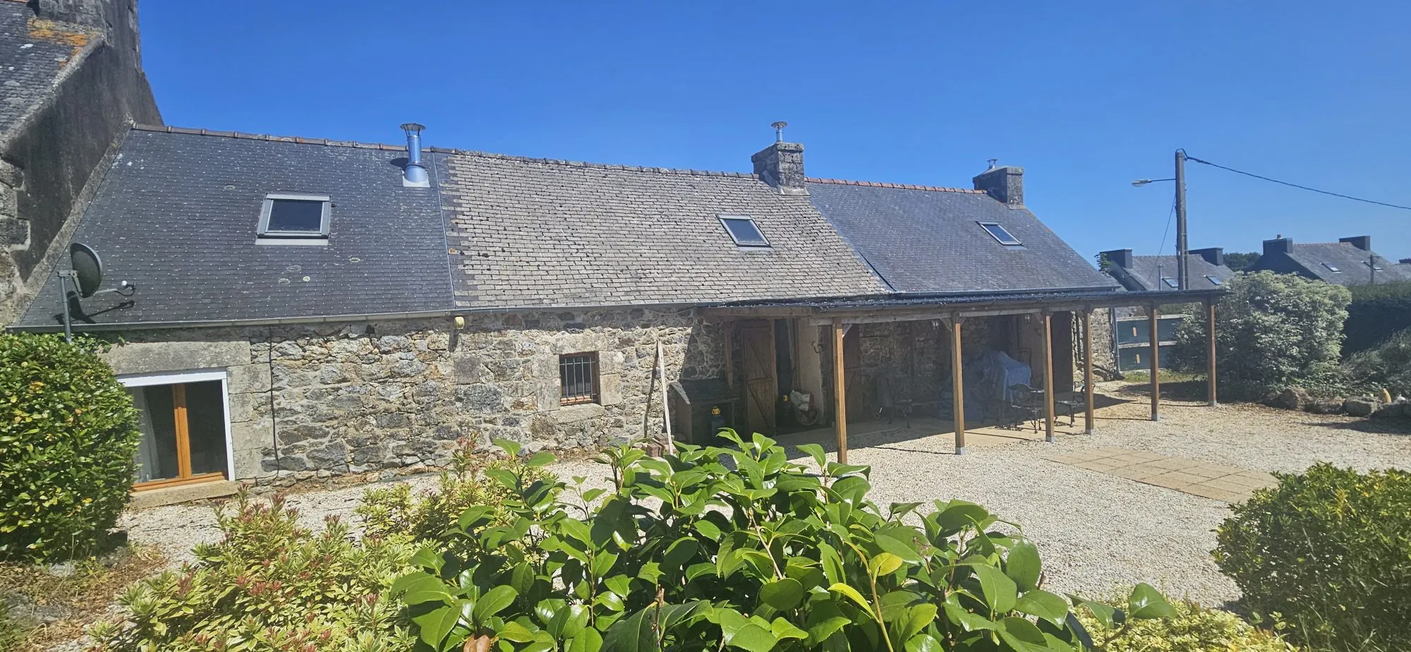 façade arrière Ensemble immobilier de deux maisons bretonnes avec terrain et potentiel d'investissement 