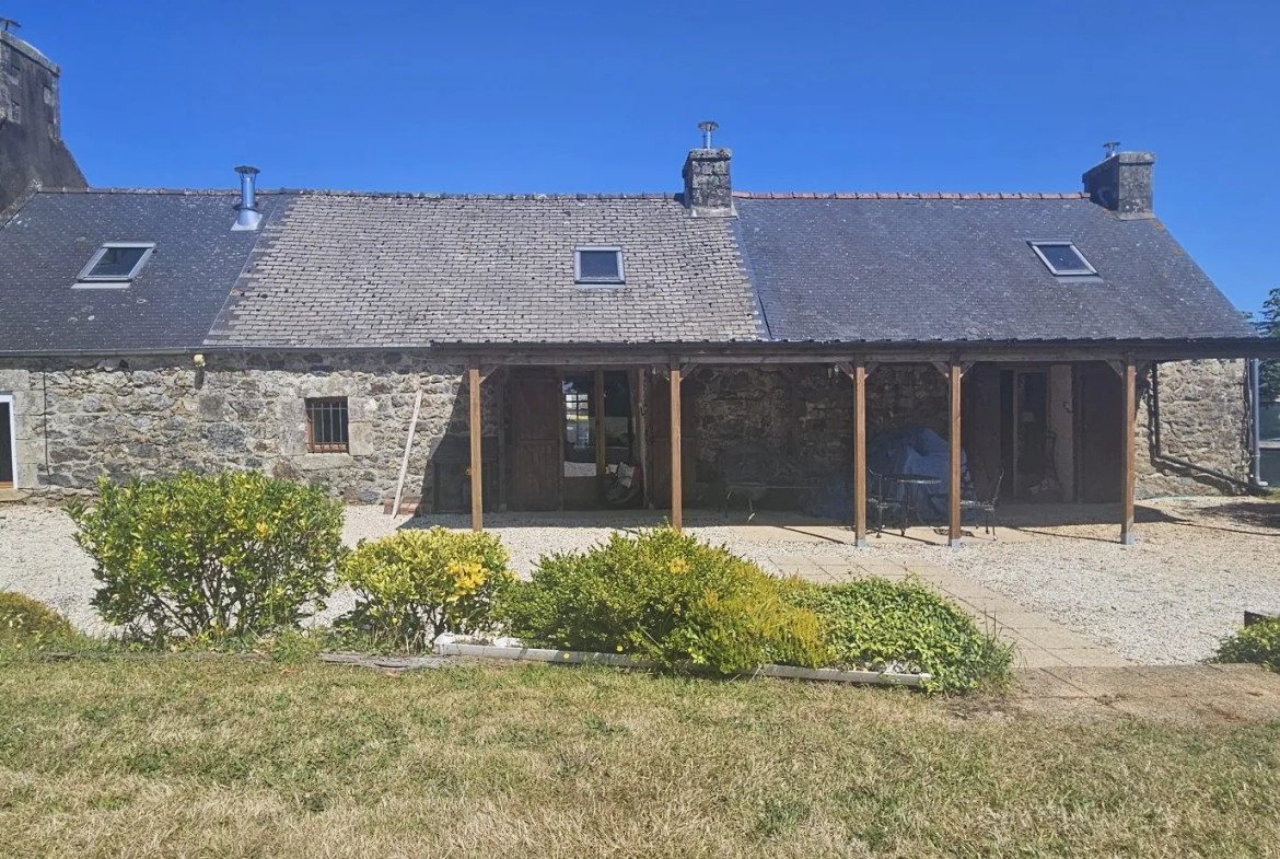 façade arrière Ensemble immobilier de deux maisons bretonnes avec terrain et potentiel d'investissement 