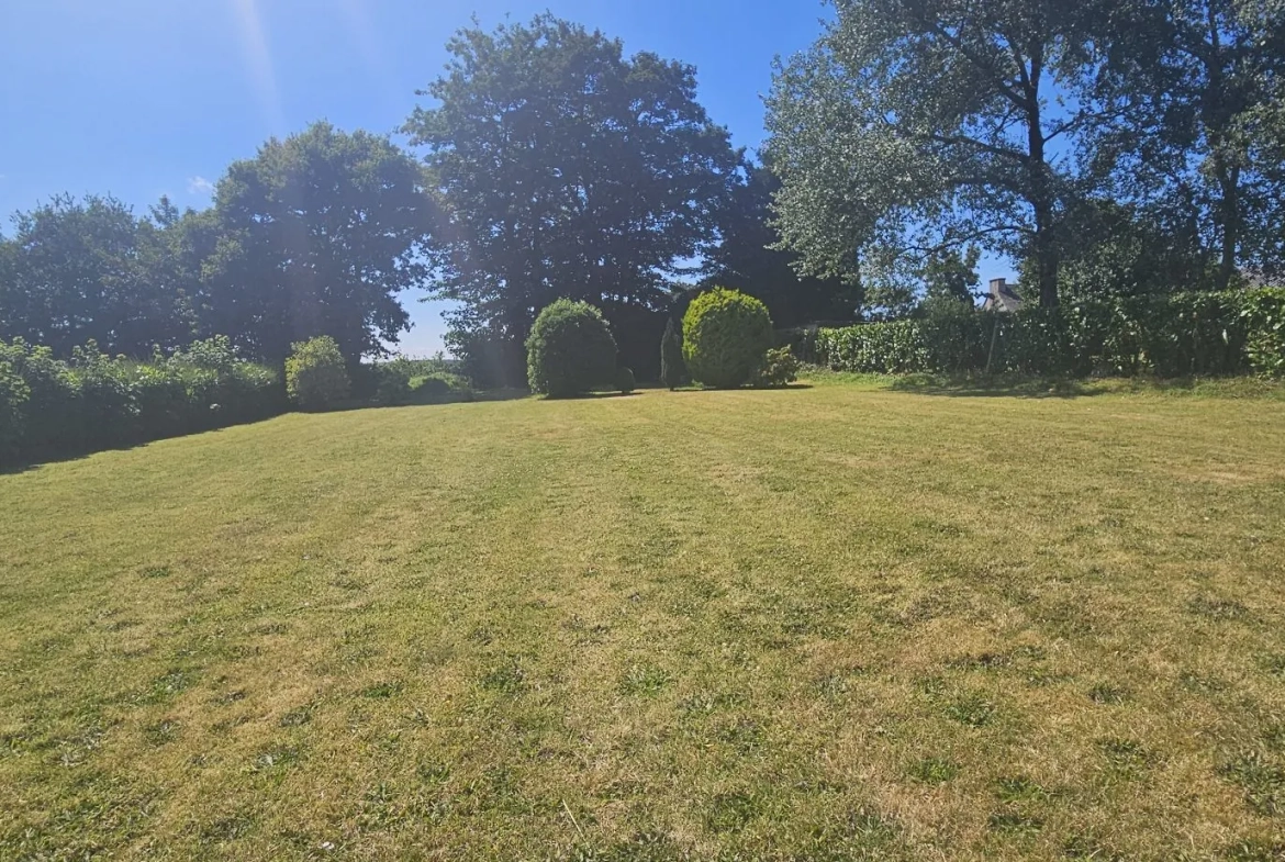 terrain sur l'arrière Ensemble immobilier de deux maisons bretonnes avec terrain et potentiel d'investissement 