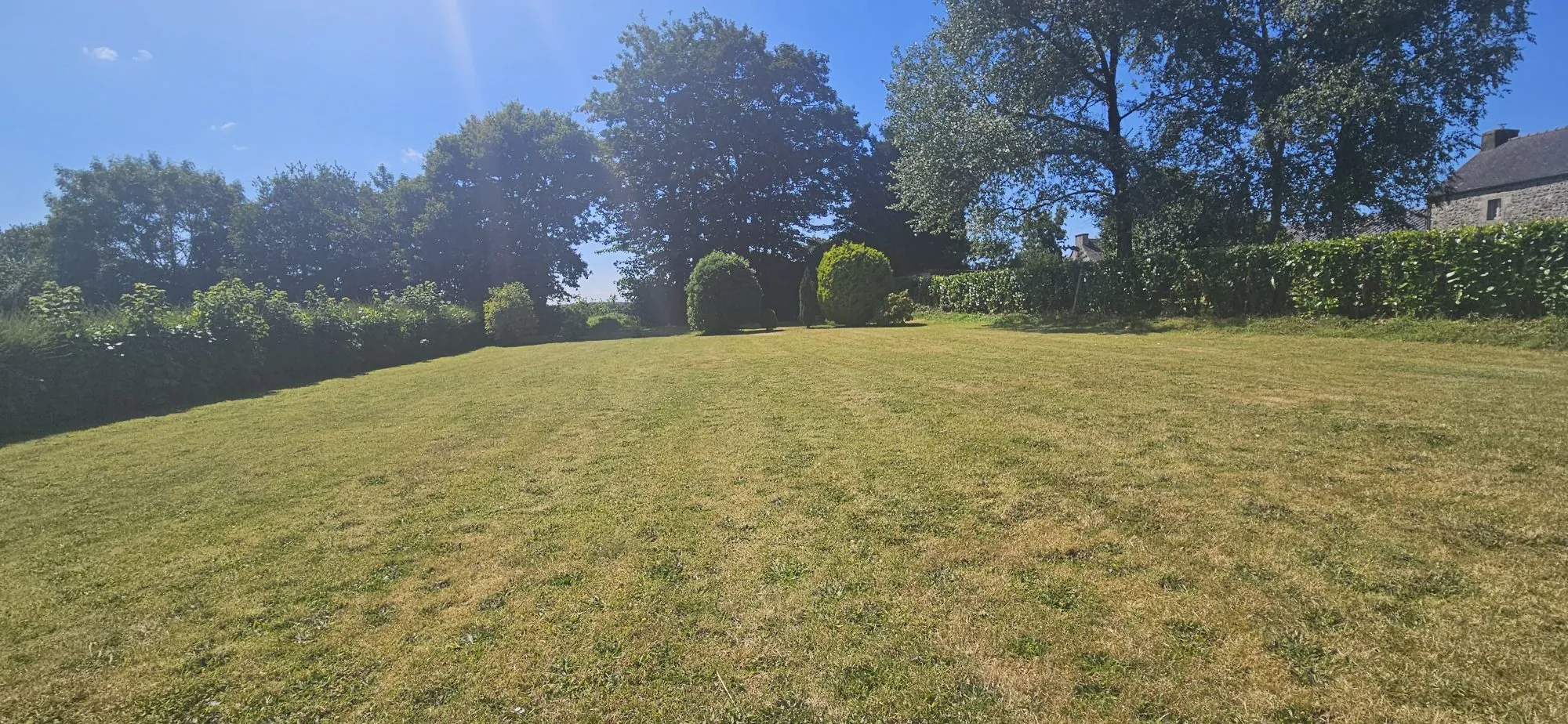 terrain sur l'arrière Ensemble immobilier de deux maisons bretonnes avec terrain et potentiel d'investissement 