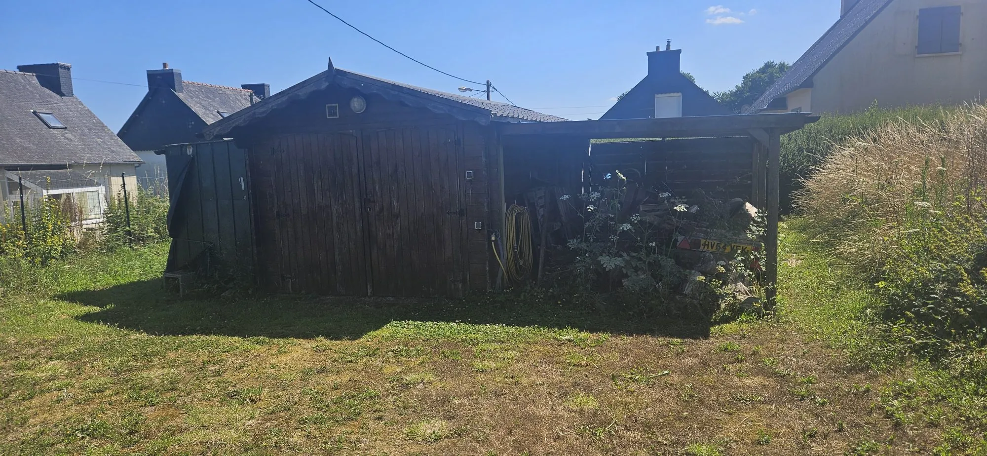 chalet en bois attribué à maison 2 Ensemble immobilier de deux maisons bretonnes avec terrain et potentiel d'investissement 