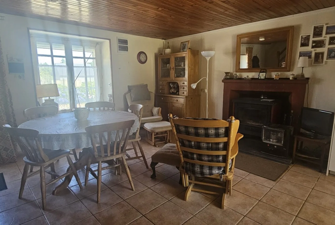 Maison 1 - pièce principale Ensemble immobilier de deux maisons bretonnes avec terrain et potentiel d'investissement 