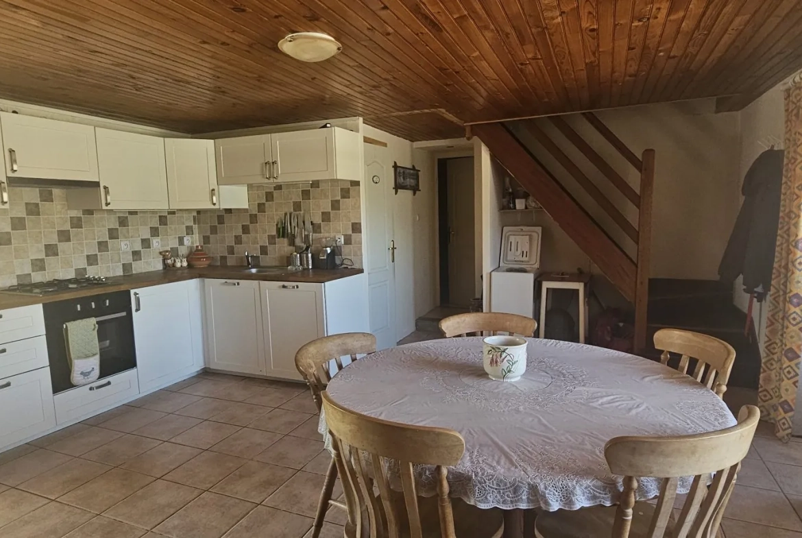 Maison 1 - cuisine  Ensemble immobilier de deux maisons bretonnes avec terrain et potentiel d'investissement 