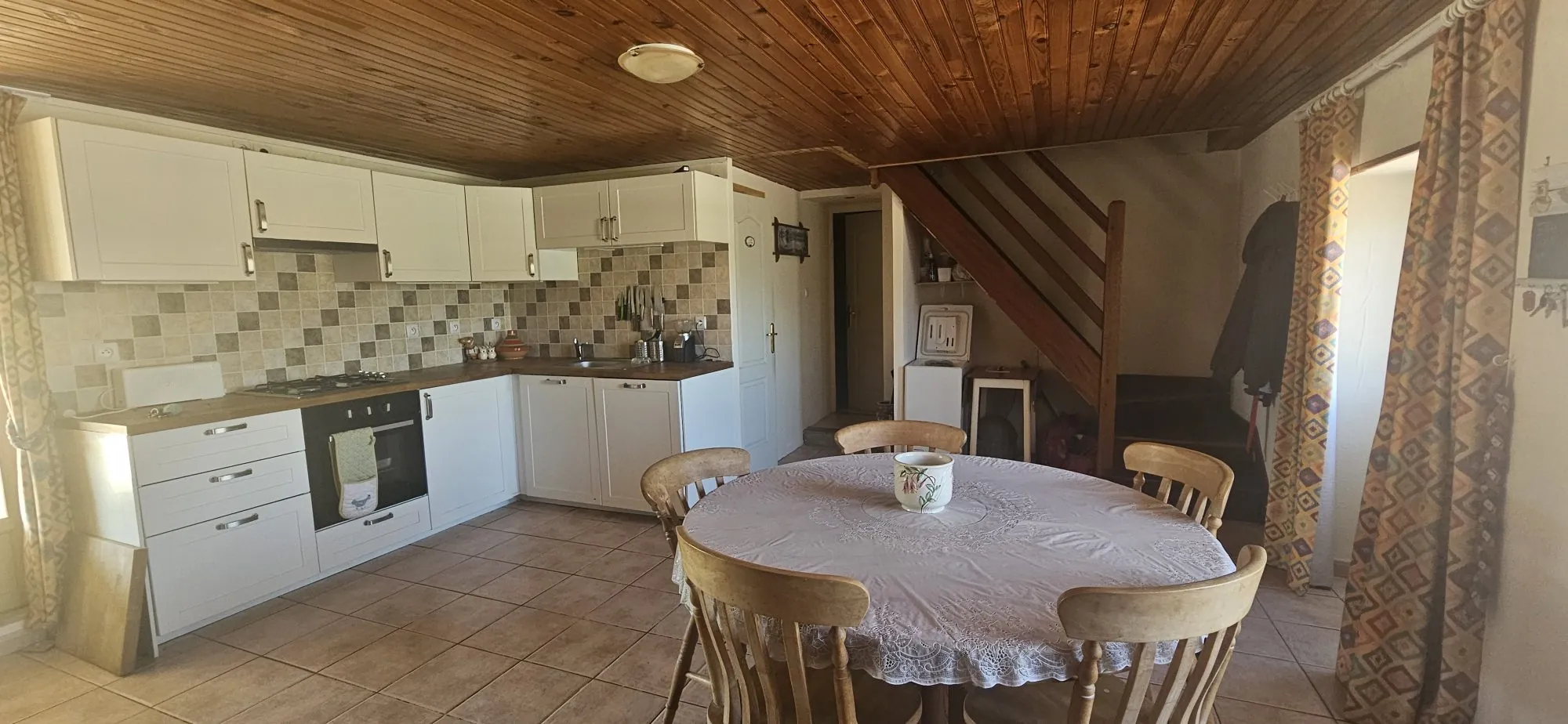 Maison 1 - cuisine  Ensemble immobilier de deux maisons bretonnes avec terrain et potentiel d'investissement 
