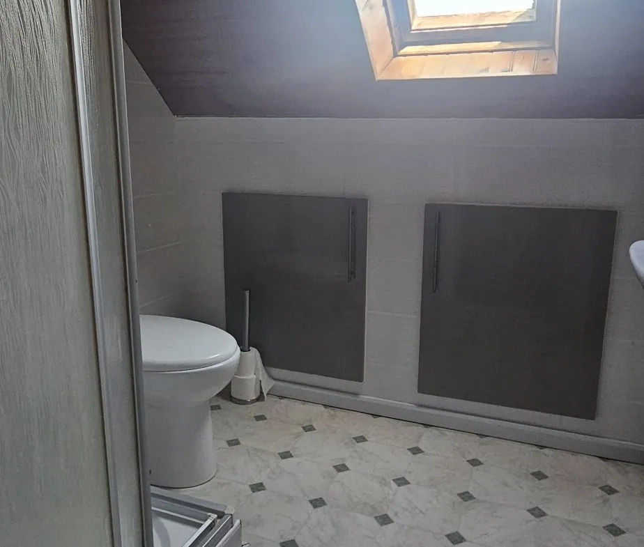 Maison 1 - salle d'eau-wc de l'étage Ensemble immobilier de deux maisons bretonnes avec terrain et potentiel d'investissement 