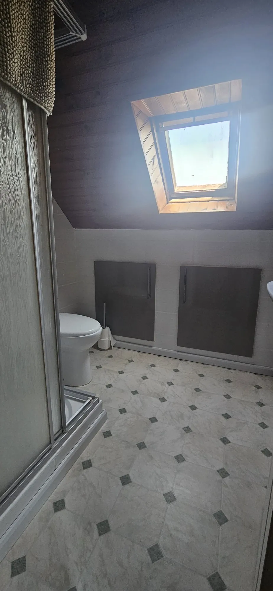 Maison 1 - salle d'eau-wc de l'étage Ensemble immobilier de deux maisons bretonnes avec terrain et potentiel d'investissement 