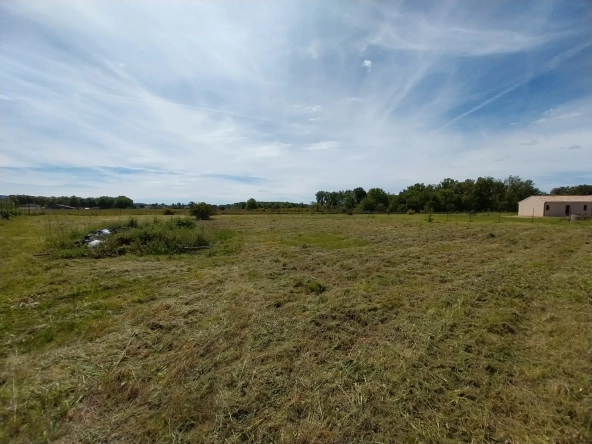 Terrain constructible de 1881 m² à Puygaillard de Quercy, au calme