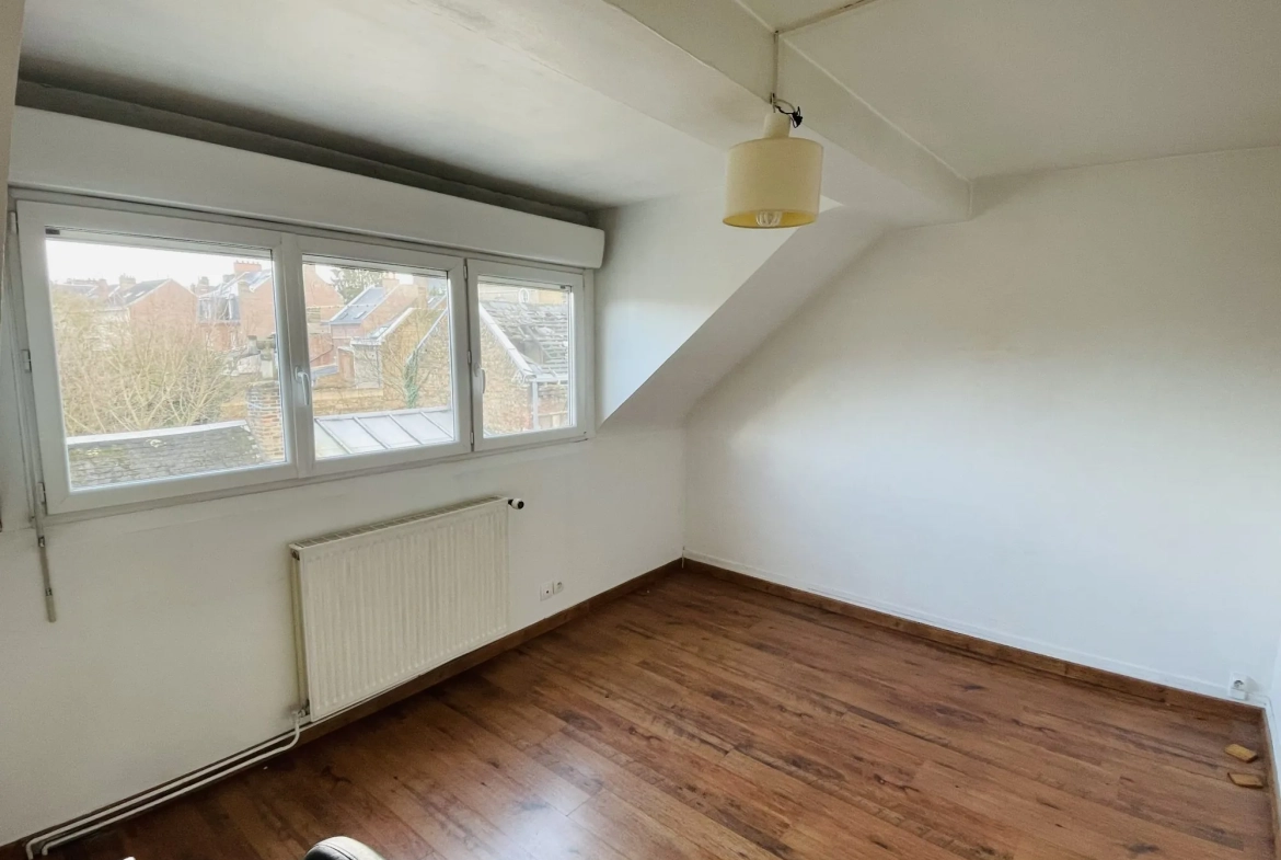 Maison 3 chambres à Amiens avec cour et cave, idéalement située 