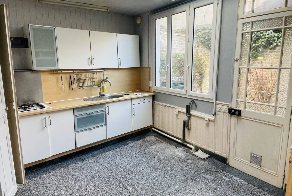 Maison 3 chambres à Amiens avec cour et cave, idéalement située 