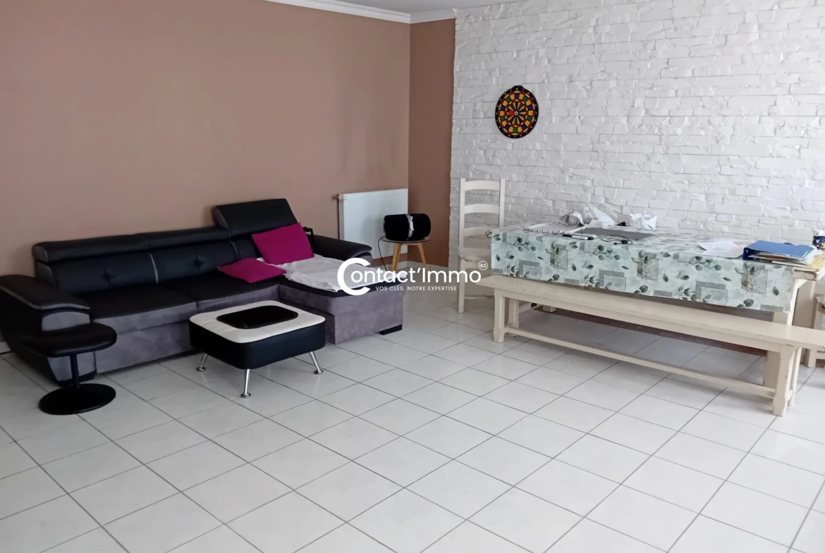 Immeuble en vente à Mozac avec local commercial et appartement loué 