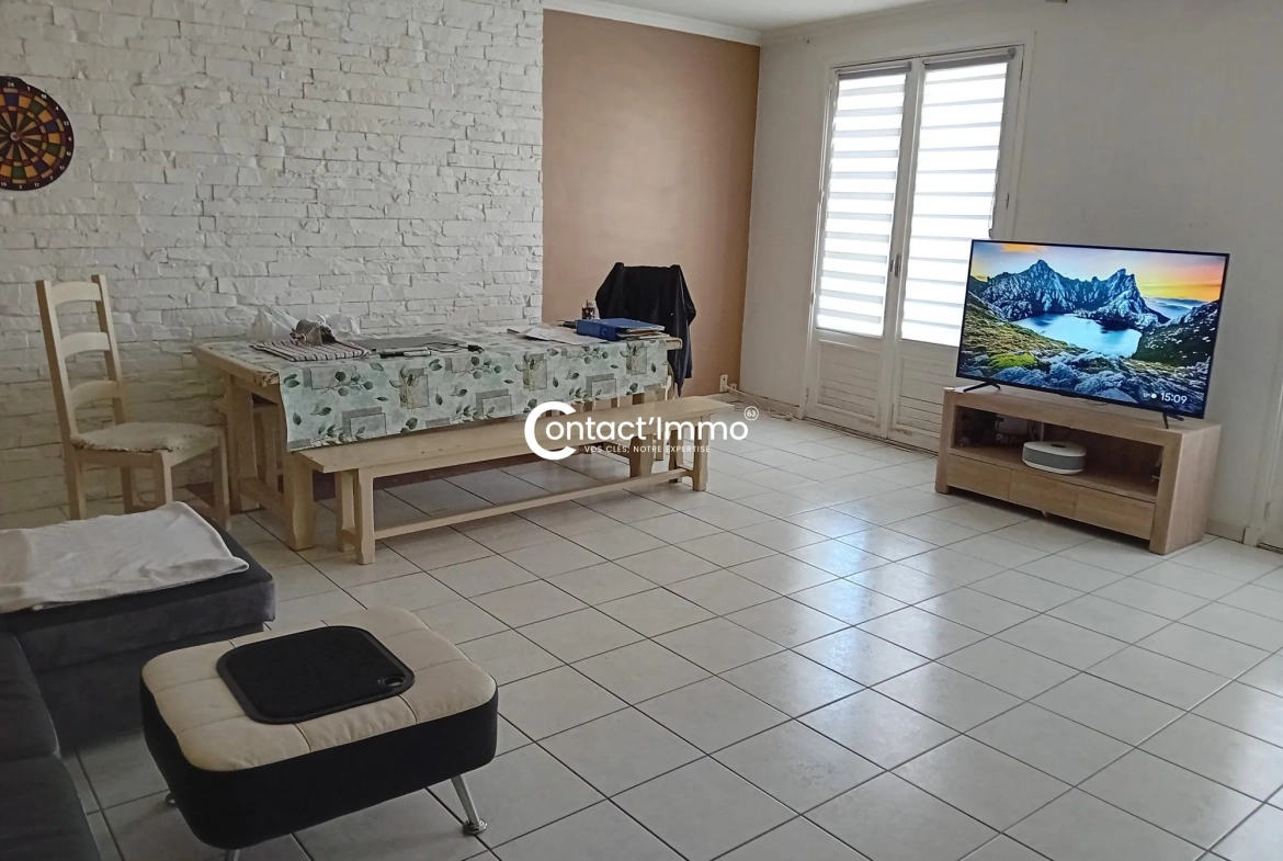 Immeuble en vente à Mozac avec local commercial et appartement loué 
