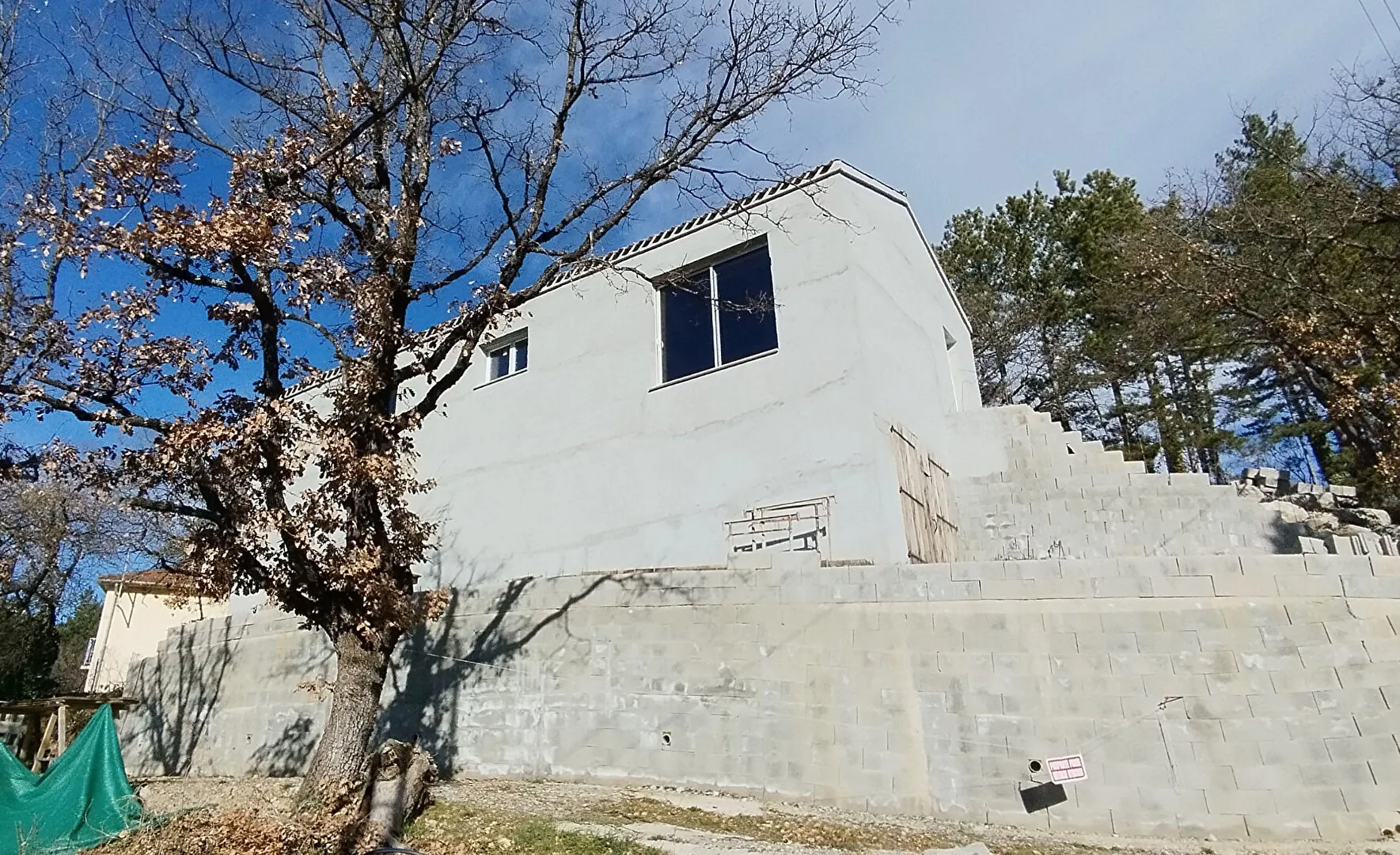 Opportunité rare : maison à aménager avec vue dominante à Laragne 