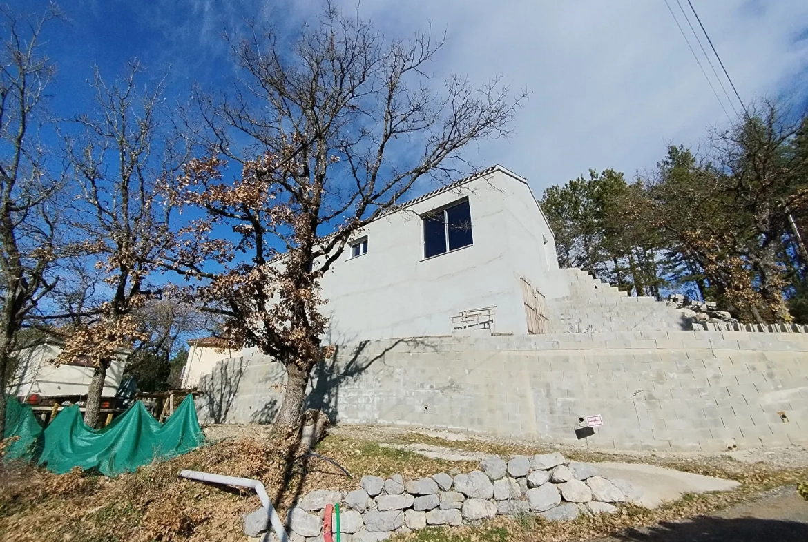 Opportunité rare : maison à aménager avec vue dominante à Laragne 