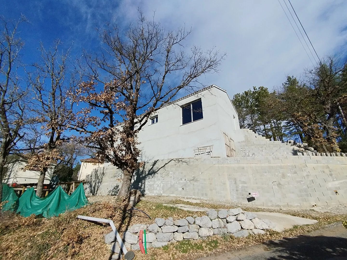 Opportunité rare : maison à aménager avec vue dominante à Laragne 