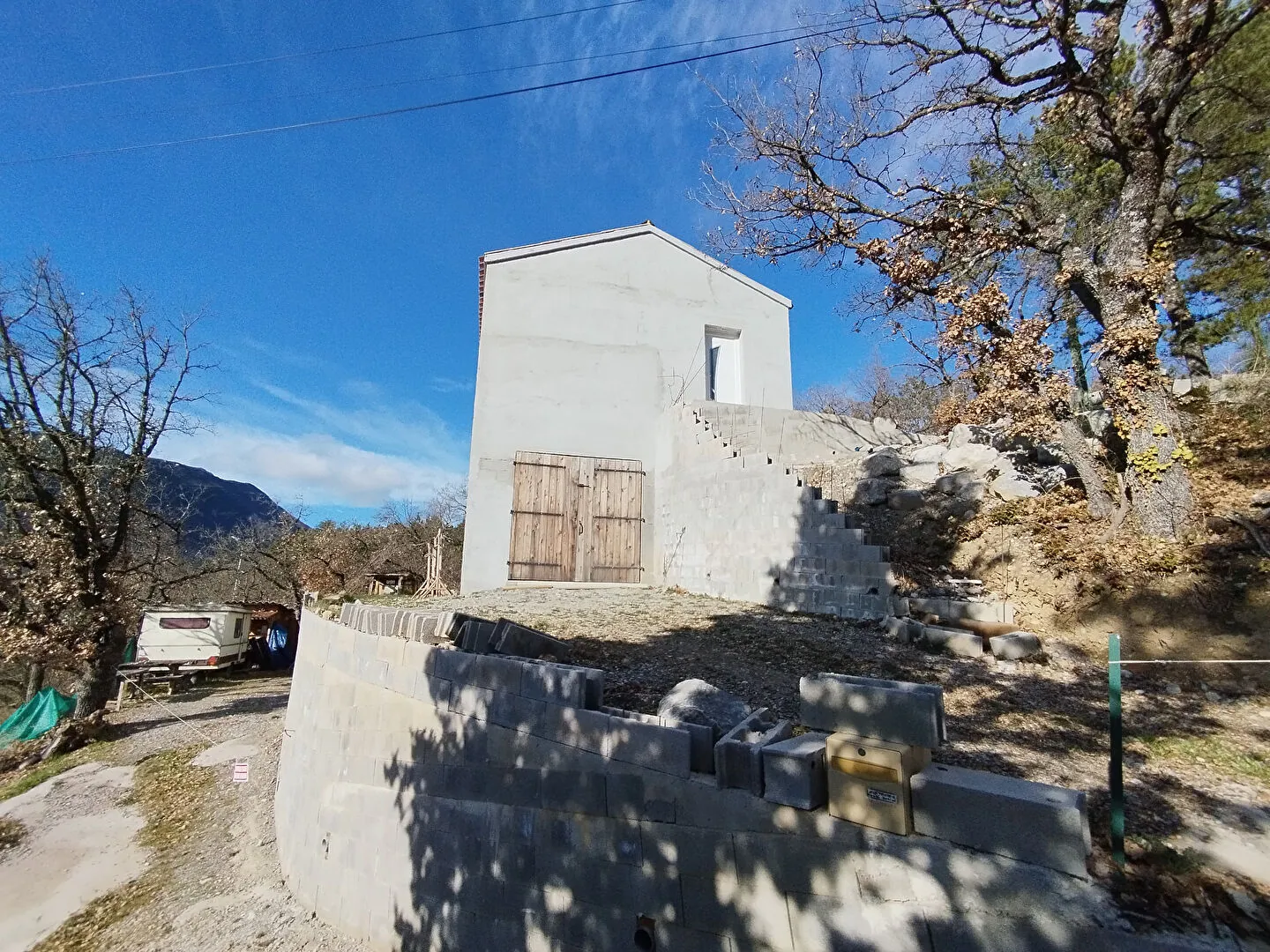 Opportunité rare : maison à aménager avec vue dominante à Laragne 
