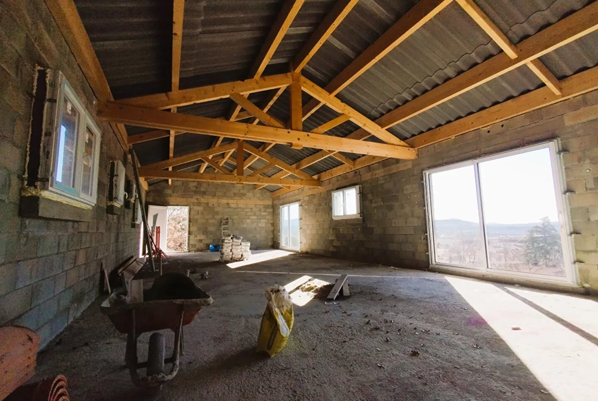 Opportunité rare : maison à aménager avec vue dominante à Laragne 