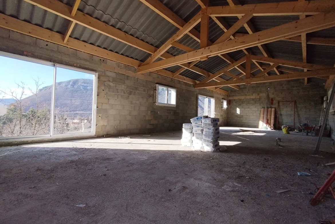 Opportunité rare : maison à aménager avec vue dominante à Laragne 