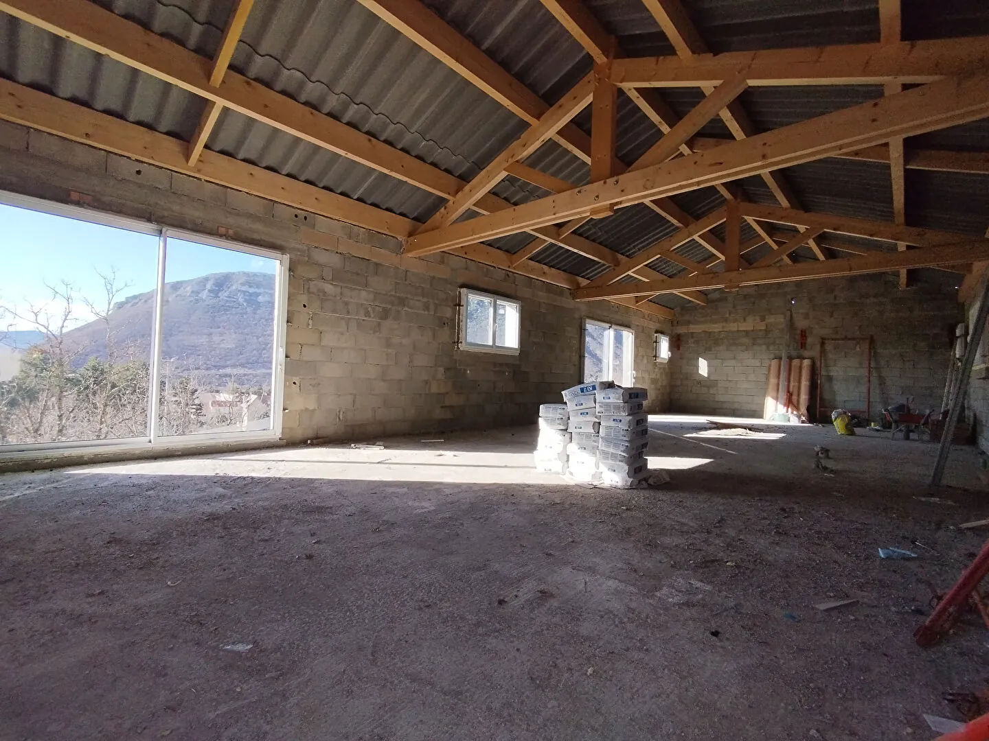 Opportunité rare : maison à aménager avec vue dominante à Laragne 