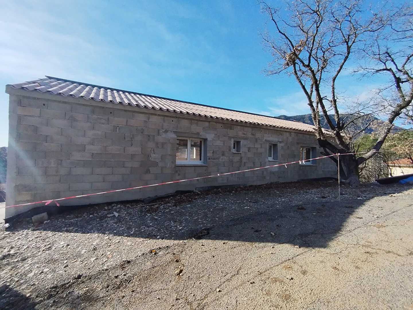 Opportunité rare : maison à aménager avec vue dominante à Laragne 