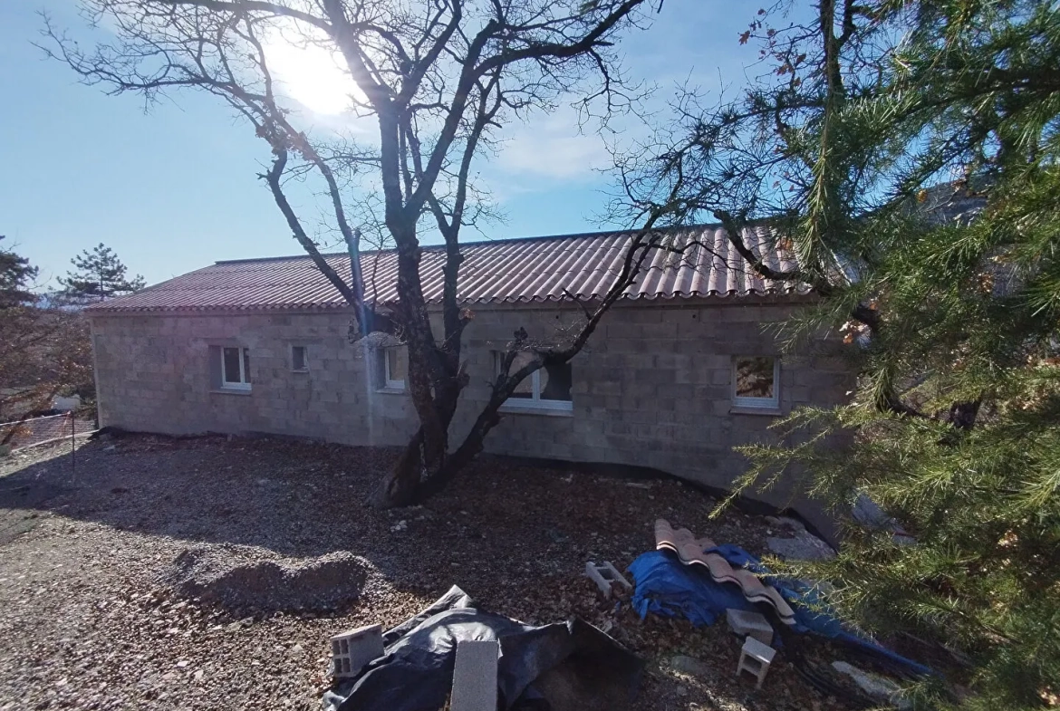 Opportunité rare : maison à aménager avec vue dominante à Laragne 