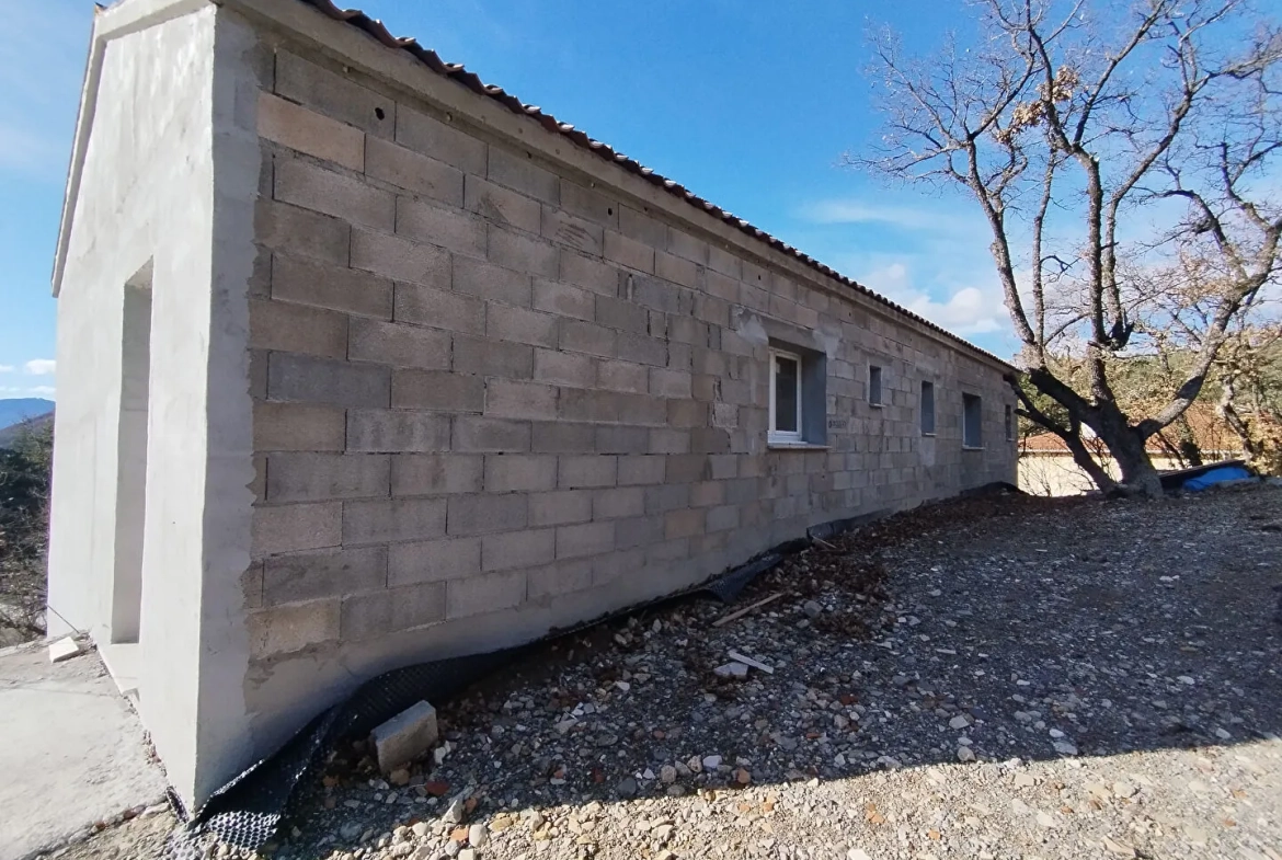 Opportunité rare : maison à aménager avec vue dominante à Laragne 