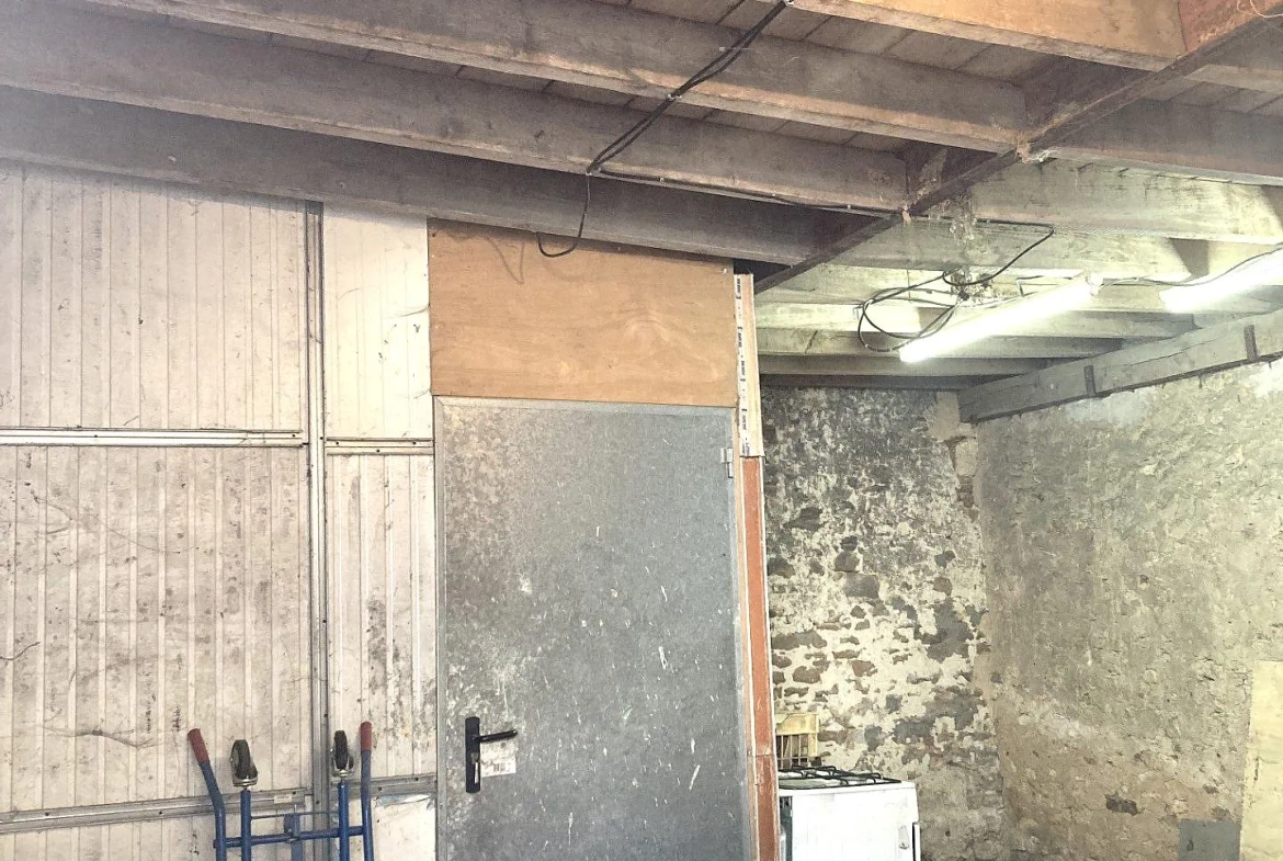 Immeuble à rénover au centre de Louplande avec fort potentiel d'investissement 