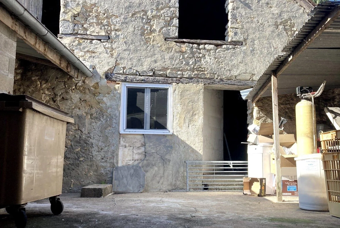 Immeuble à rénover au centre de Louplande avec fort potentiel d'investissement 