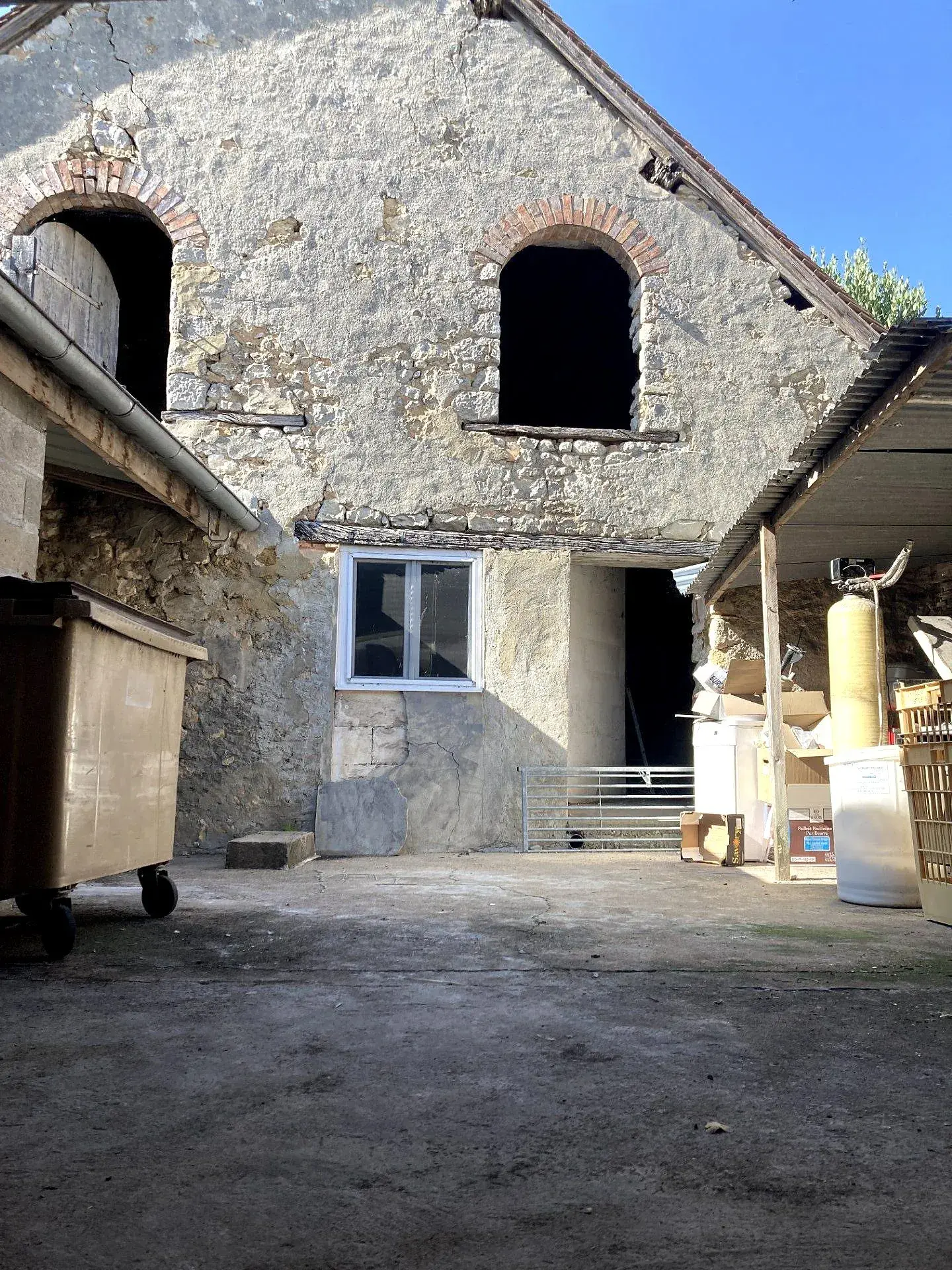 Immeuble à rénover au centre de Louplande avec fort potentiel d'investissement 