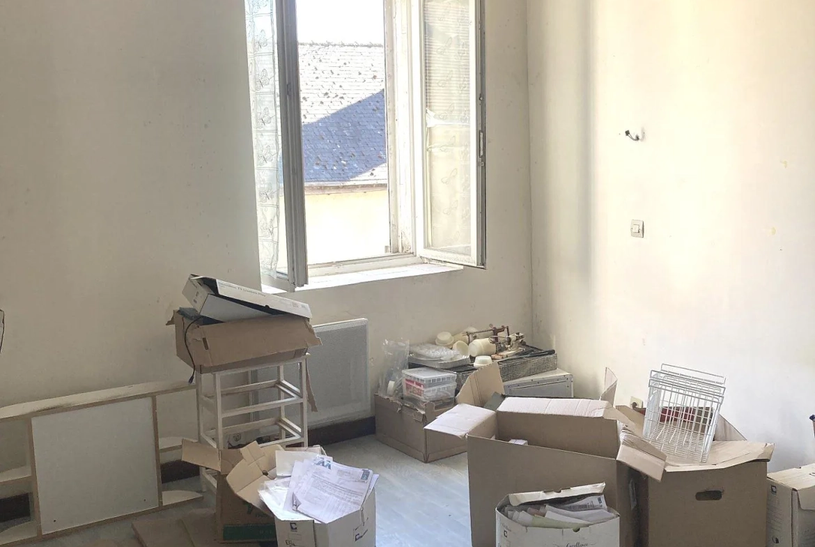 Immeuble à rénover au centre de Louplande avec fort potentiel d'investissement 