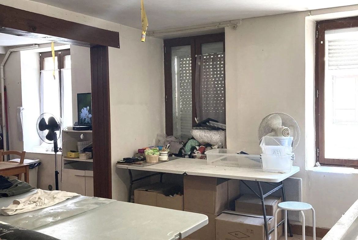 Immeuble à rénover au centre de Louplande avec fort potentiel d'investissement 