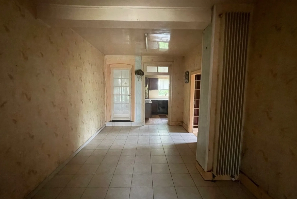 Maison à vendre avec partie commerciale et habitation à Voyennes 