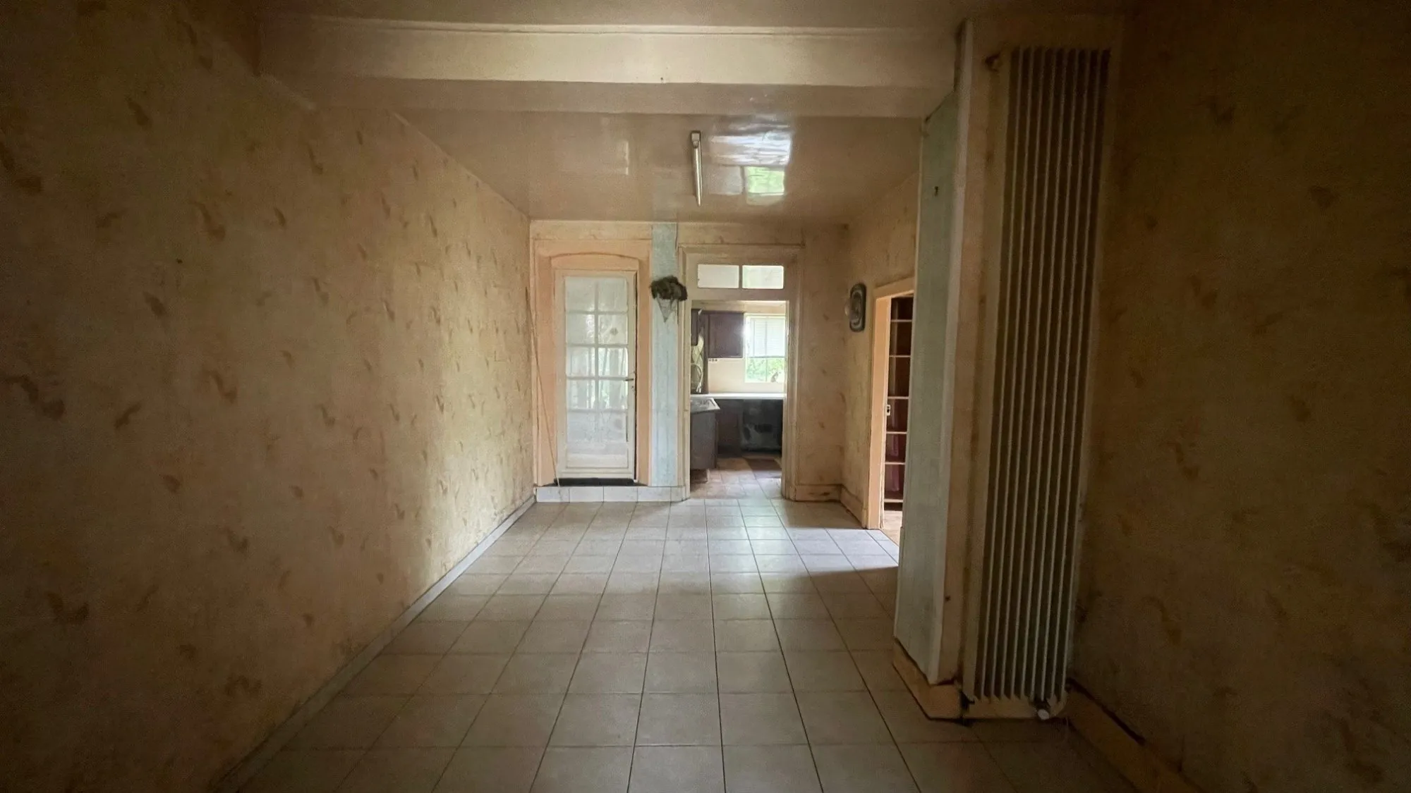 Maison à vendre avec partie commerciale et habitation à Voyennes 