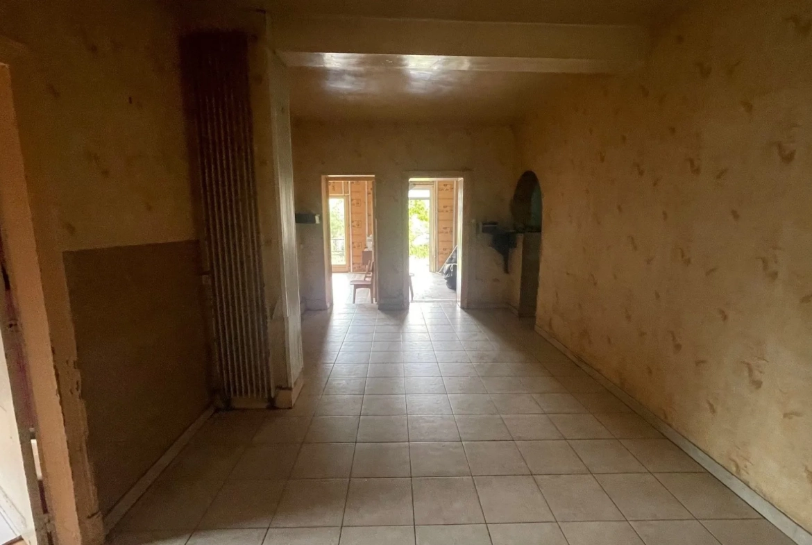 Maison à vendre avec partie commerciale et habitation à Voyennes 