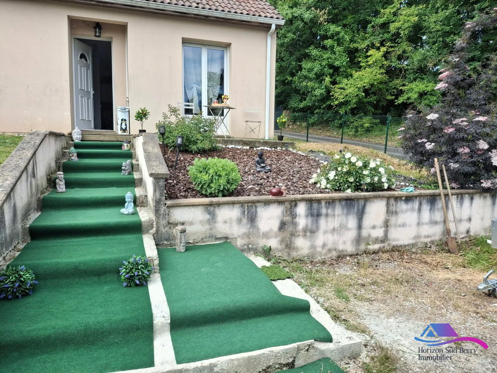 façade Maison familiale à vendre à Saint-Florent-sur-Cher avec terrasse et jardin de 1000 m² 