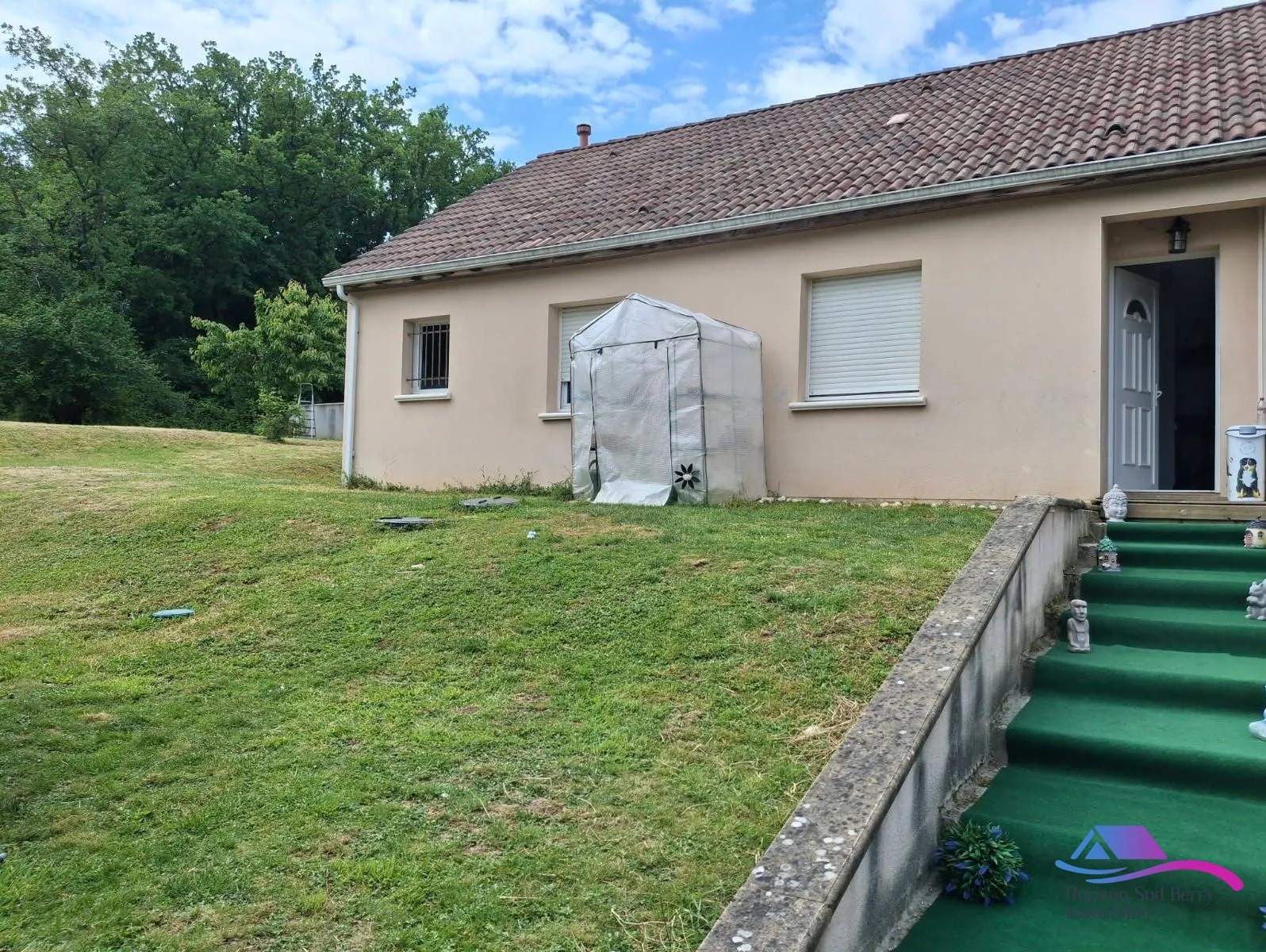 façade Maison familiale à vendre à Saint-Florent-sur-Cher avec terrasse et jardin de 1000 m² 
