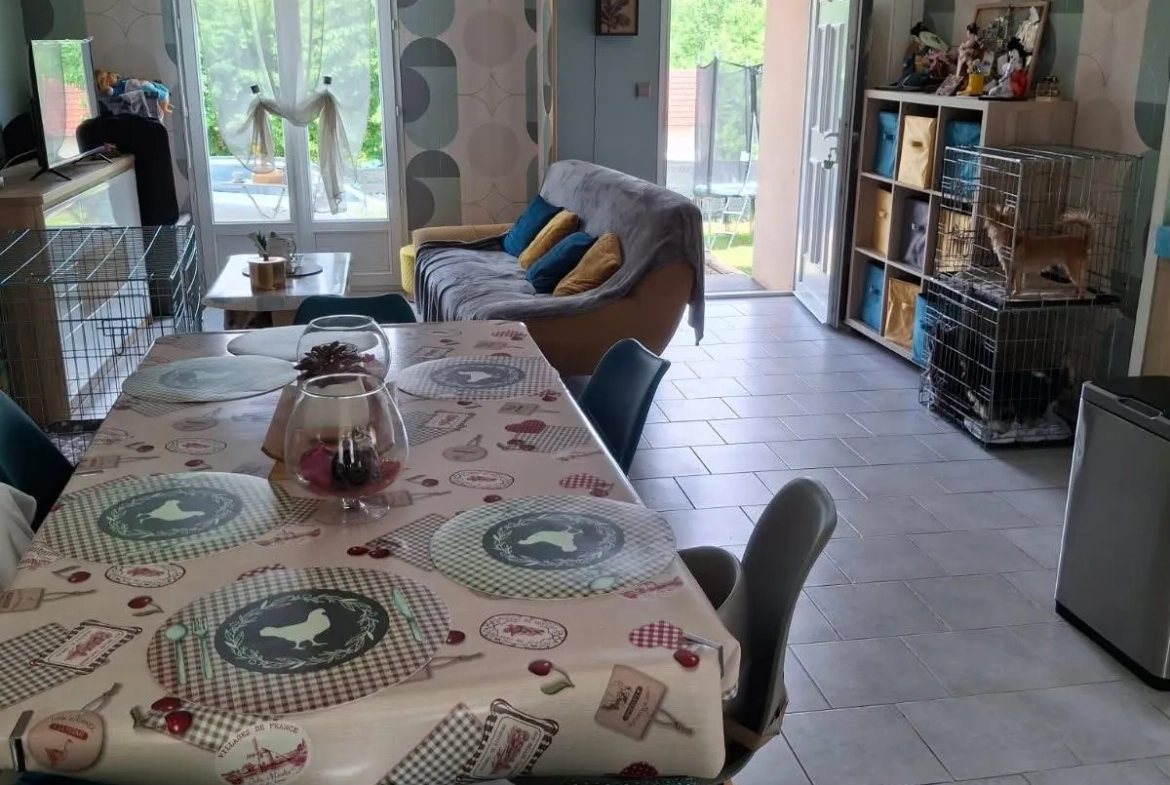 séjour Maison familiale à vendre à Saint-Florent-sur-Cher avec terrasse et jardin de 1000 m² 