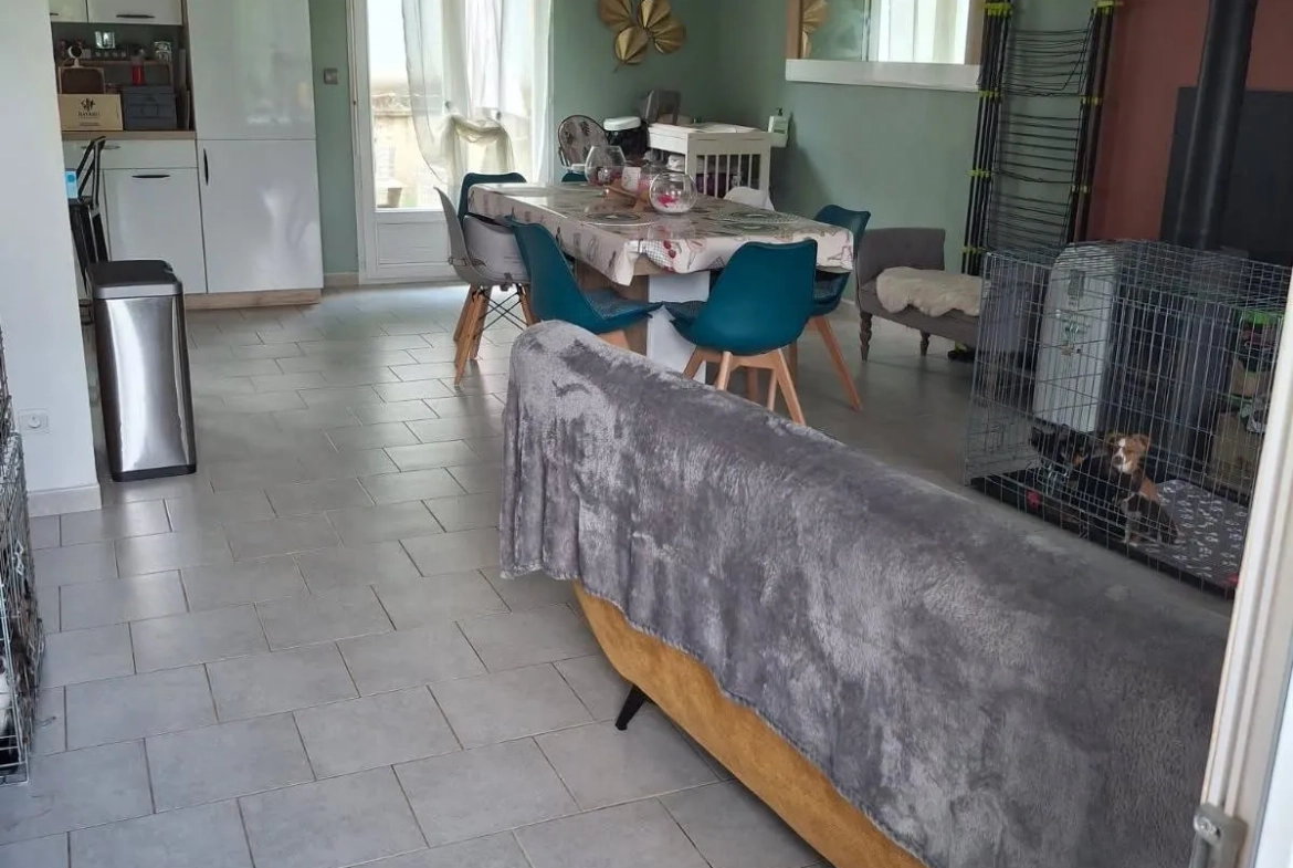 séjour Maison familiale à vendre à Saint-Florent-sur-Cher avec terrasse et jardin de 1000 m² 