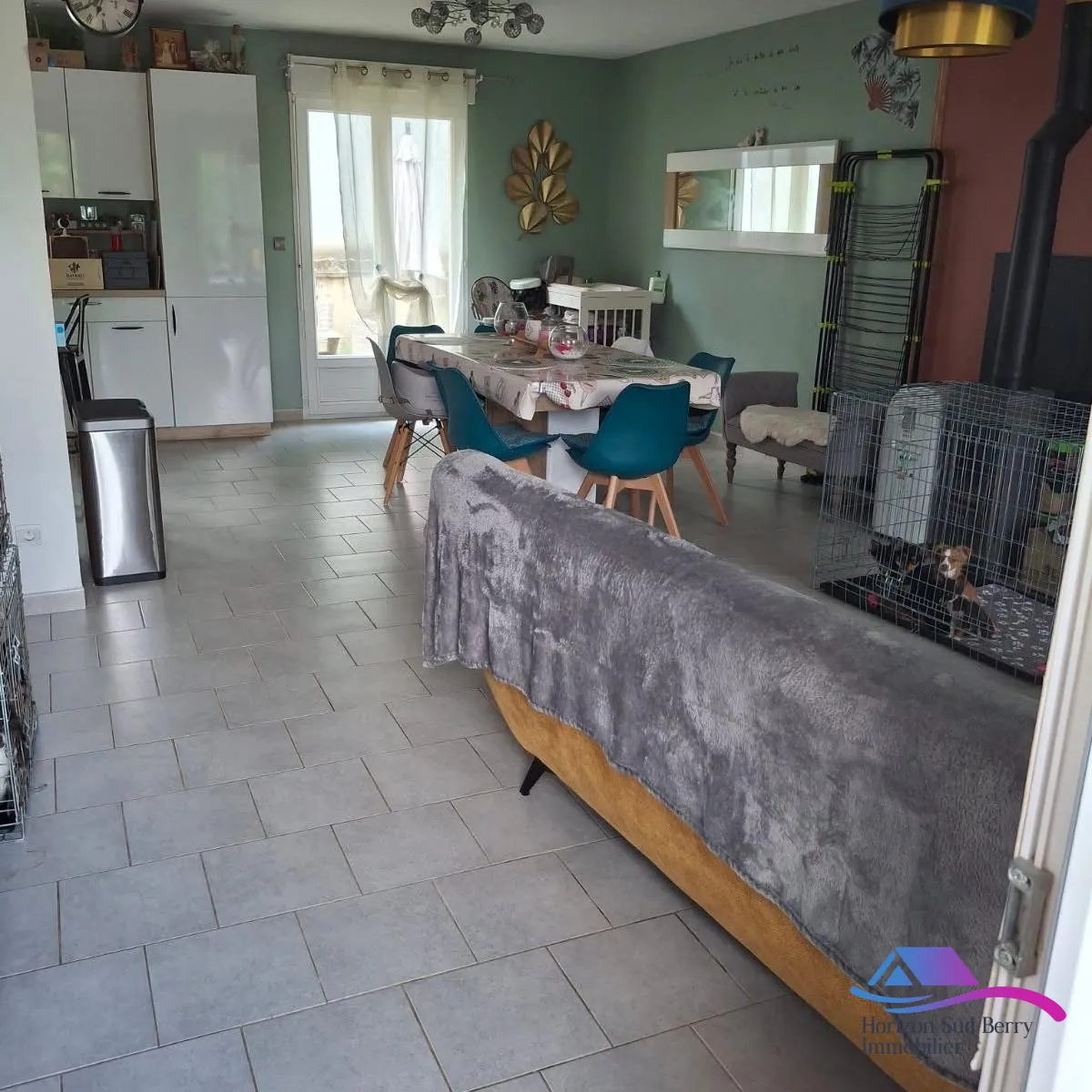 séjour Maison familiale à vendre à Saint-Florent-sur-Cher avec terrasse et jardin de 1000 m² 