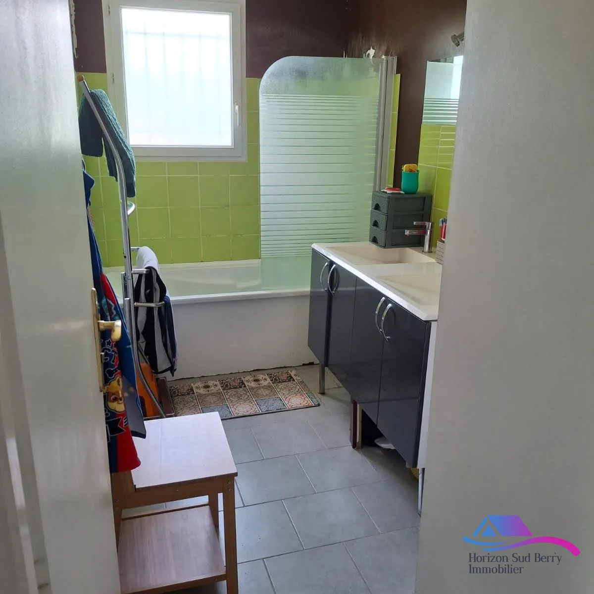 salle de bains Maison familiale à vendre à Saint-Florent-sur-Cher avec terrasse et jardin de 1000 m² 