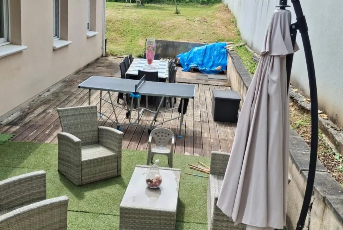 terrasse Maison familiale à vendre à Saint-Florent-sur-Cher avec terrasse et jardin de 1000 m² 