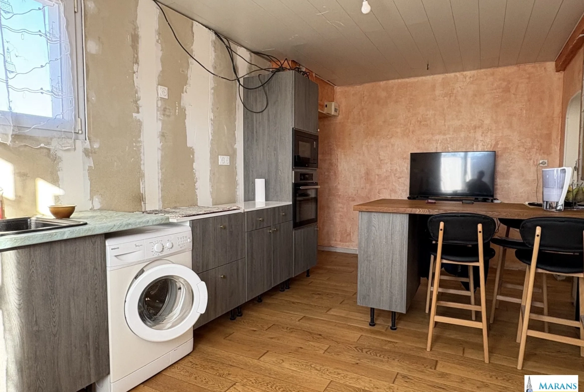 Maison à Charron avec 2 chambres, garage et cour, idéal projet de rénovation 