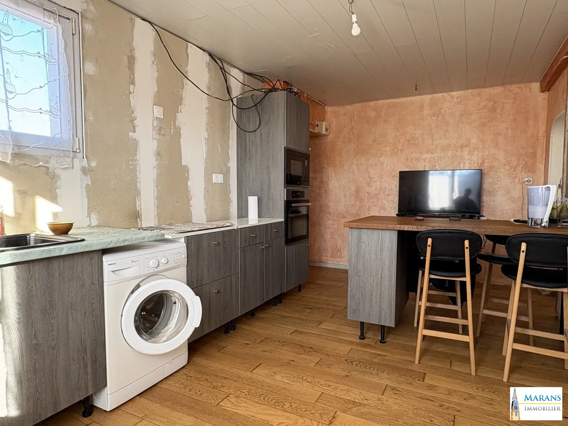 Maison à Charron avec 2 chambres, garage et cour, idéal projet de rénovation 