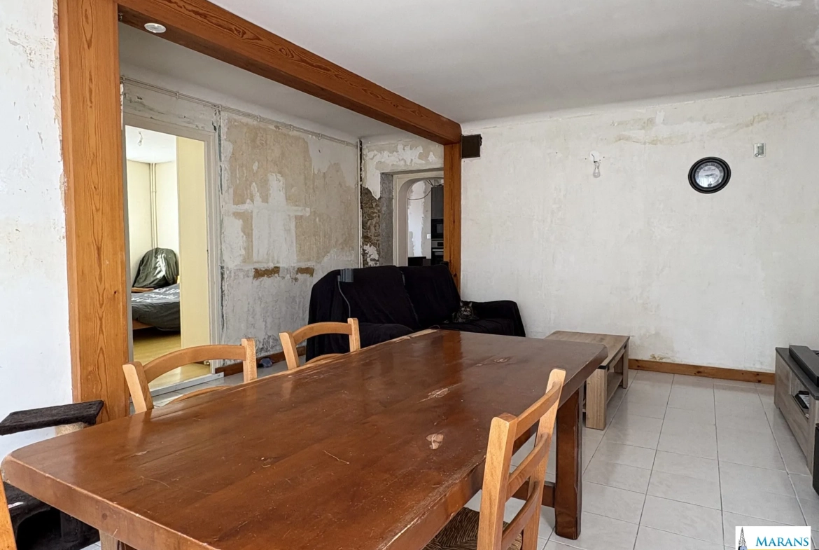 Maison à Charron avec 2 chambres, garage et cour, idéal projet de rénovation 