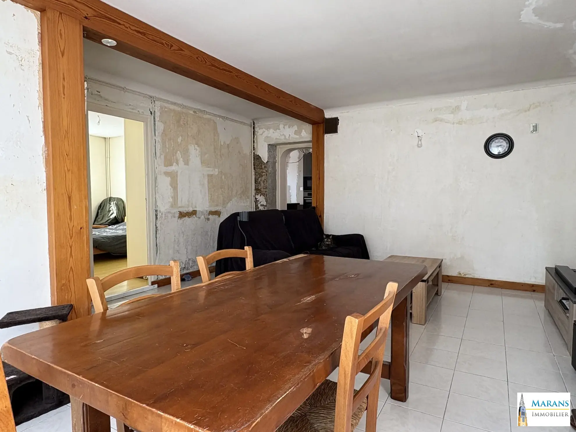 Maison à Charron avec 2 chambres, garage et cour, idéal projet de rénovation 