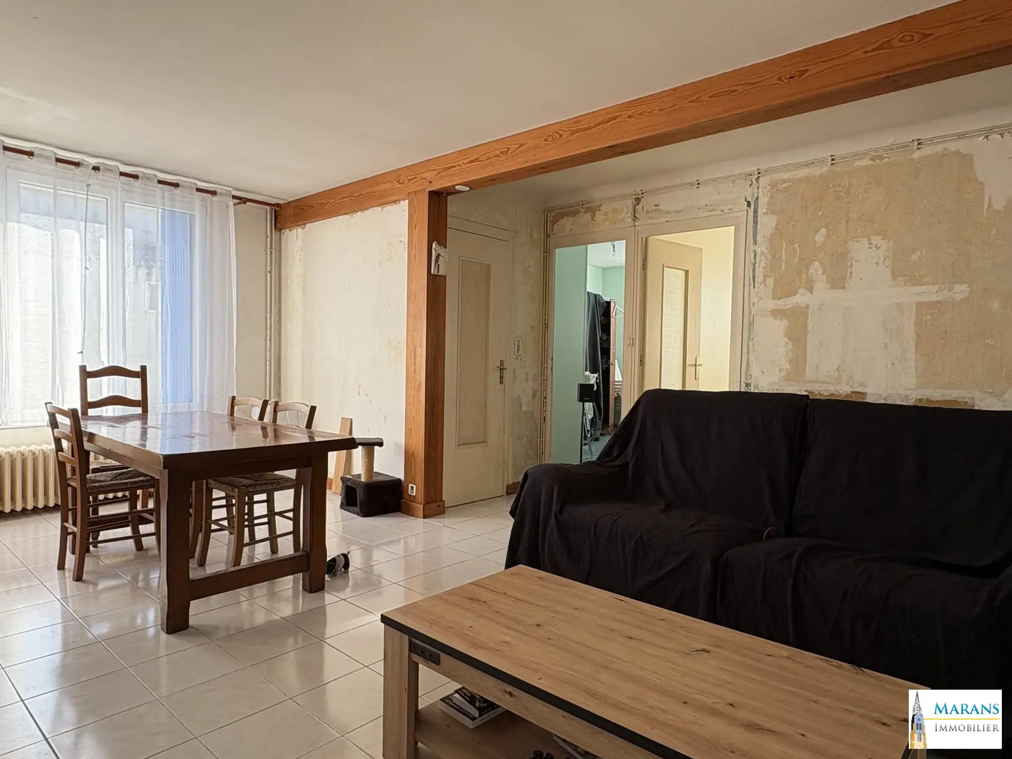 Maison à Charron avec 2 chambres, garage et cour, idéal projet de rénovation 