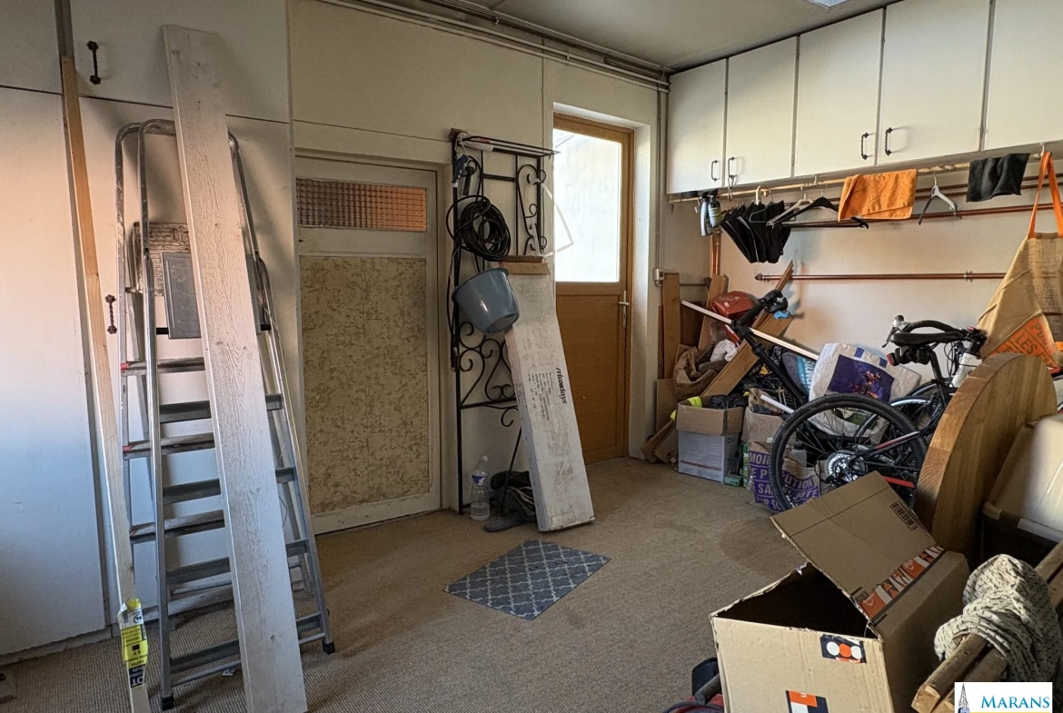 Maison à Charron avec 2 chambres, garage et cour, idéal projet de rénovation 