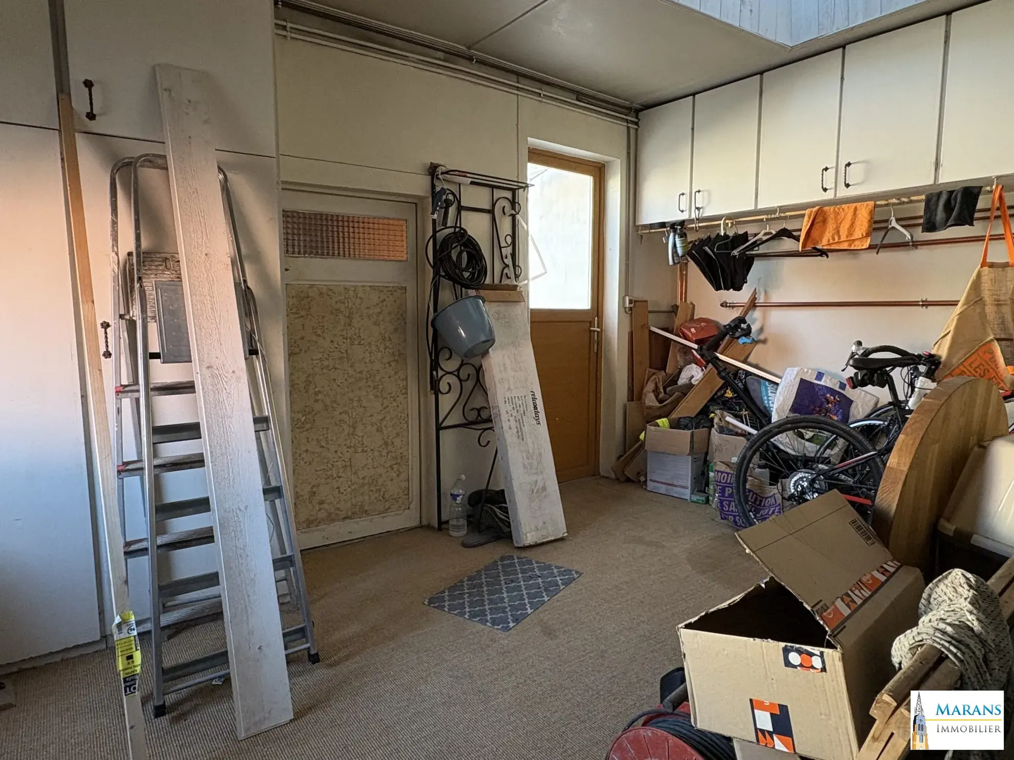 Maison à Charron avec 2 chambres, garage et cour, idéal projet de rénovation 