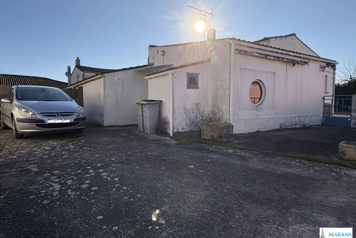 Maison à Charron avec 2 chambres, garage et cour, idéal projet de rénovation 