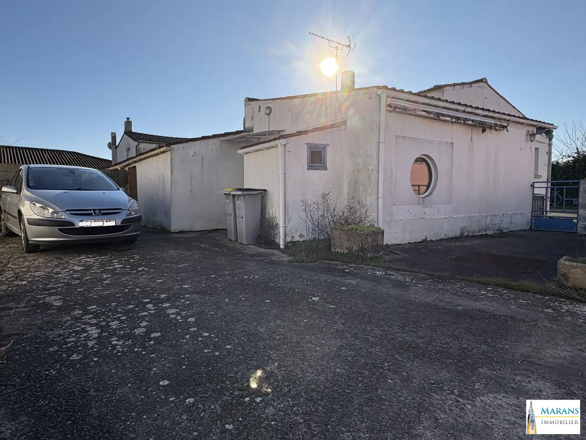 Maison à Charron avec 2 chambres, garage et cour, idéal projet de rénovation 